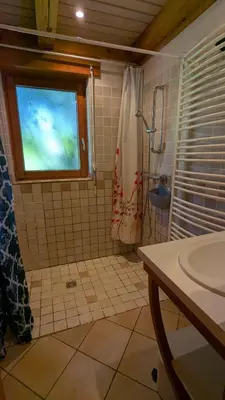 Salle de bains dans l'établissement 2 chalets écologiques, spa-jacuzzi, montagne Vosges