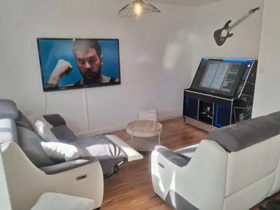 Télévision ou salle de divertissement dans l'établissement Le Refuge des hérissons