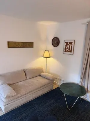 Coin salon dans l'établissement Appartement cosy rez de jardin Kaligone