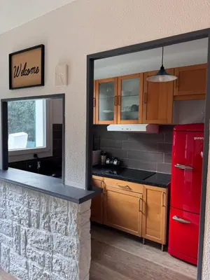 Cuisine ou kitchenette dans l'établissement Appartement cosy rez de jardin Kaligone