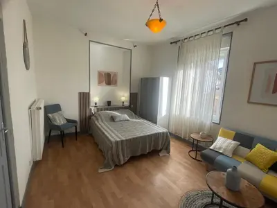 Un ou plusieurs lits dans un hébergement de l'établissement Charmant appartement F1