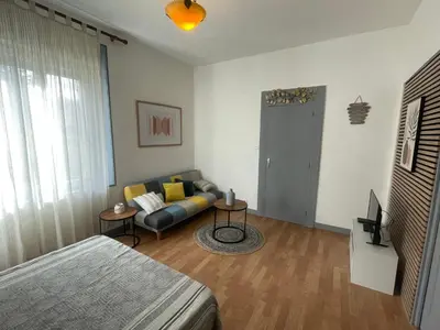 Un ou plusieurs lits dans un hébergement de l'établissement Charmant appartement F1
