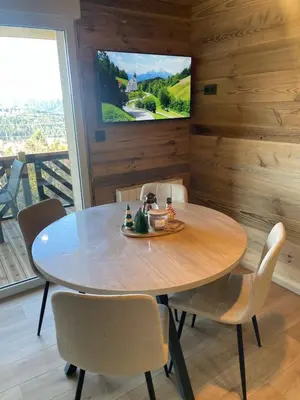 Télévision ou salle de divertissement dans l'établissement Le Hibou appartement avec vue lac et montagnes