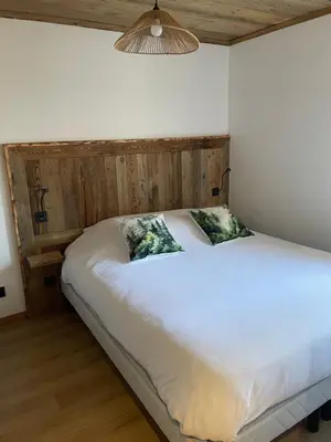 Un ou plusieurs lits dans un hébergement de l'établissement Le Hibou appartement avec vue lac et montagnes
