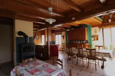 Coin salon dans l'établissement Gîte chaleureux la 2 CV Verte Calme et nature