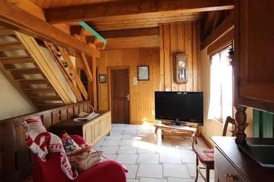 Télévision ou salle de divertissement dans l'établissement Gîte chaleureux la 2 CV Verte Calme et nature