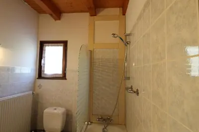Salle de bains dans l'établissement Gîte chaleureux la 2 CV Verte Calme et nature