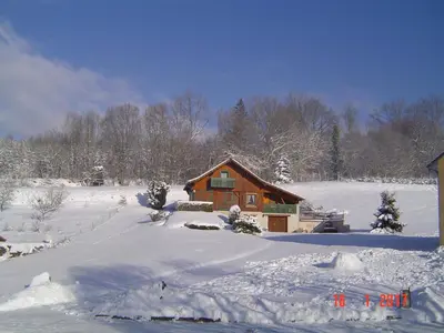 L'établissement Gîte chaleureux la 2 CV Verte Calme et nature en hiver