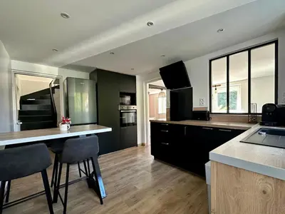 Cuisine ou kitchenette dans l'établissement Calme à la campagne, confort de la ville !
