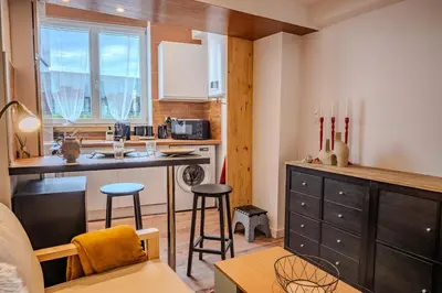 Cuisine ou kitchenette dans l'établissement La Cachette - Centre Ville - Proche Parking Gratuit - Wifi & TV - Commerces à Proximité