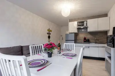 Cuisine ou kitchenette dans l'établissement Kamélia - 10min des pistes