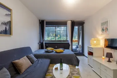 Coin salon dans l'établissement Le Cocoon de Belle Hutte sous les sapins