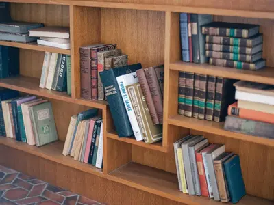 Bibliothèque dans la maison de vacances