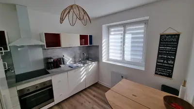 Cuisine ou kitchenette dans l'établissement Appart RDC 70 m plein centre-ville !