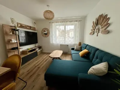 Télévision ou salle de divertissement dans l'établissement Appart RDC 70 m plein centre-ville !
