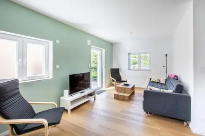 Télévision ou salle de divertissement dans l'établissement Maison 3 chambres avec terrasse côté champ