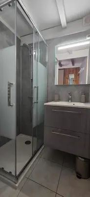 Salle de bains dans l'établissement Chalet du Feignole