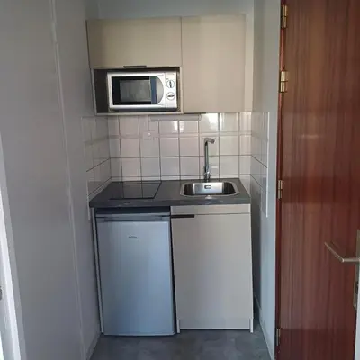 Cuisine ou kitchenette dans l'établissement Furnished studio in city center in a quiet neighborhood