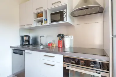 Cuisine ou kitchenette dans l'établissement La ligne bleue - Station de ski accessible à pied