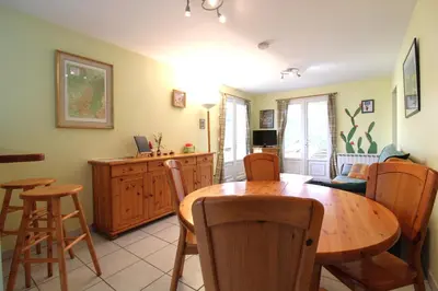 Coin salon dans l'établissement Appartement Le Chalet Vert proche lac randonnées