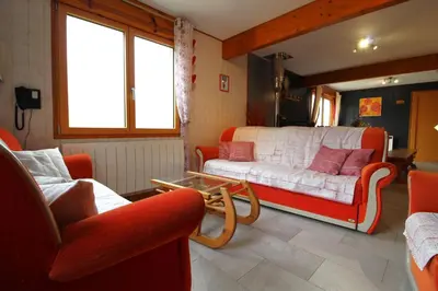 Coin salon dans l'établissement Le Chalet Vert entre nature et animations