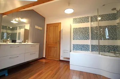 Salle de bains dans l'établissement Le Chalet Vert entre nature et animations