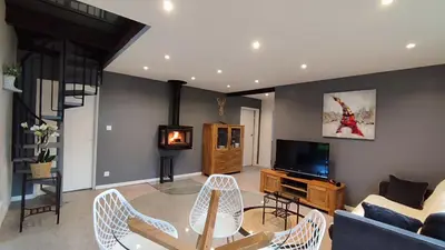 Télévision ou salle de divertissement dans l'établissement Un Air D'alsace