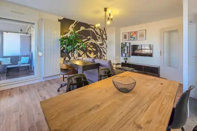 Télévision ou salle de divertissement dans l'établissement Beautiful apartment 4 people Near Basel WiFi