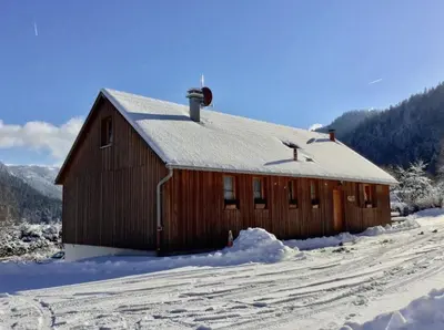 L'établissement Chalet au bord du lac Longemer en hiver