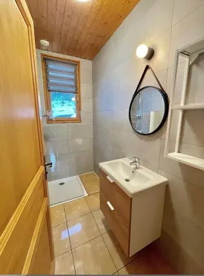 Salle de bains dans l'établissement Chalet au bord du lac Longemer