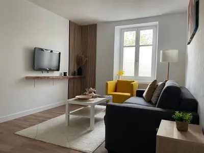 Télévision ou salle de divertissement dans l'établissement Le palmier