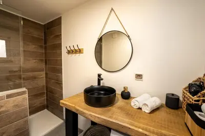 Salle de bains dans l'établissement Maison cosy rénovée, cœur de Gérardmer proche lac