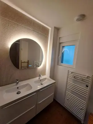 Salle de bains dans l'établissement Chez Fernand à Colmar Maison neuve tout confort avec jardin et parking inclus