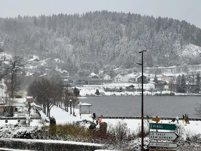 L'établissement Au bord du Lac Belvedere à Gerardmer en hiver