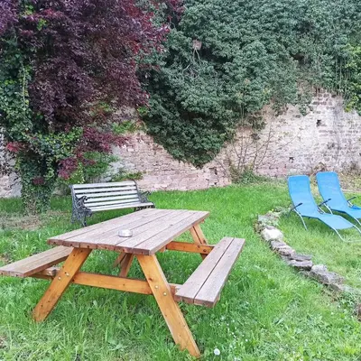 Jardin de l'établissement Au pied du Château d'Isenbourg, très beau F4 neuf avec jardin privé!
