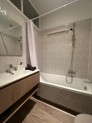 Salle de bains dans l'établissement Appartement RDC F3 centre ville