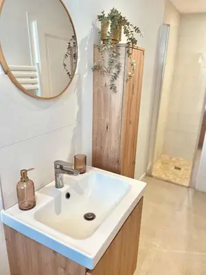 Salle de bains dans l'établissement Le Cocon des rêves studio neuf avec terrasse et Parking