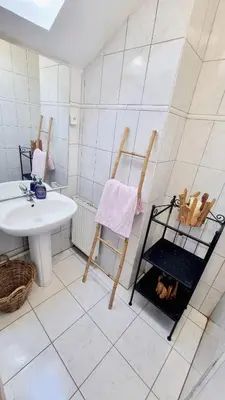 Salle de bains dans l'établissement Charmant duplex avec terrasse - Quartier prisé