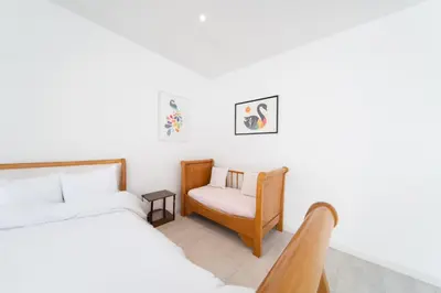 Un ou plusieurs lits dans un hébergement de l'établissement Modern and spacious villa