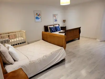 Un ou plusieurs lits dans un hébergement de l'établissement Modern and spacious villa