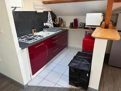 Cuisine ou kitchenette dans l'établissement Quiet and bright apartment