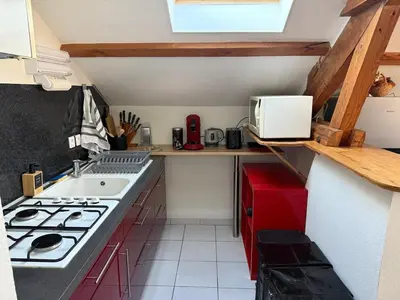 Cuisine ou kitchenette dans l'établissement Quiet and bright apartment