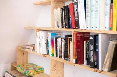 Bibliothèque dans la maison de vacances