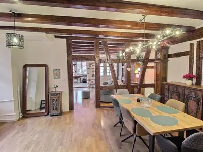 Coin salon dans l'établissement Colmar : Appartement 6 pers, charme et modernité, centre-ville, parking inclus - FR-1-722-14