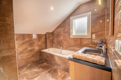 Salle de bains dans l'établissement Chalet Horizon 200 m2 Jacuzzi et Sauna