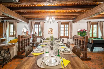 Restaurant ou autre lieu de restauration dans l'établissement Maison de Groupe - Salle de Jeux, Cuisine, salle à manger et Salon ouverts