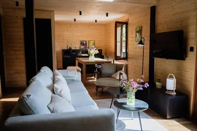 Télévision ou salle de divertissement dans l'établissement Chalet à 5 minutes de Gérardmer avec étang