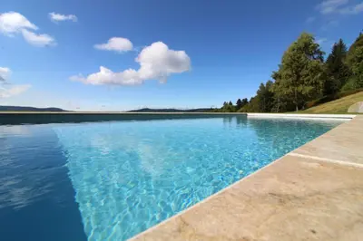 Piscine de l'établissement Gîte Les Neufs Lieux ou située à proximité