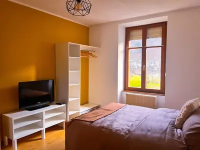 Télévision ou salle de divertissement dans l'établissement La Vallée d Anna