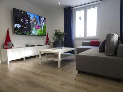 Télévision ou salle de divertissement dans l'établissement Appartement Familial- T3 LUXE- Borne VE- Recharging Station - 5min de la Gare- Colmar